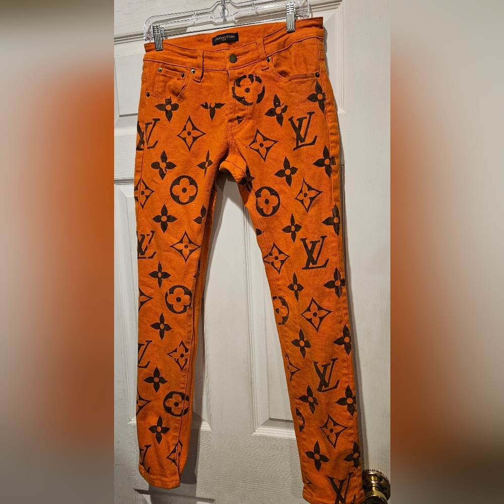 JEANS WITH BUTTON FLY CLOSURE